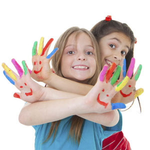 niñas felices manos pintadas